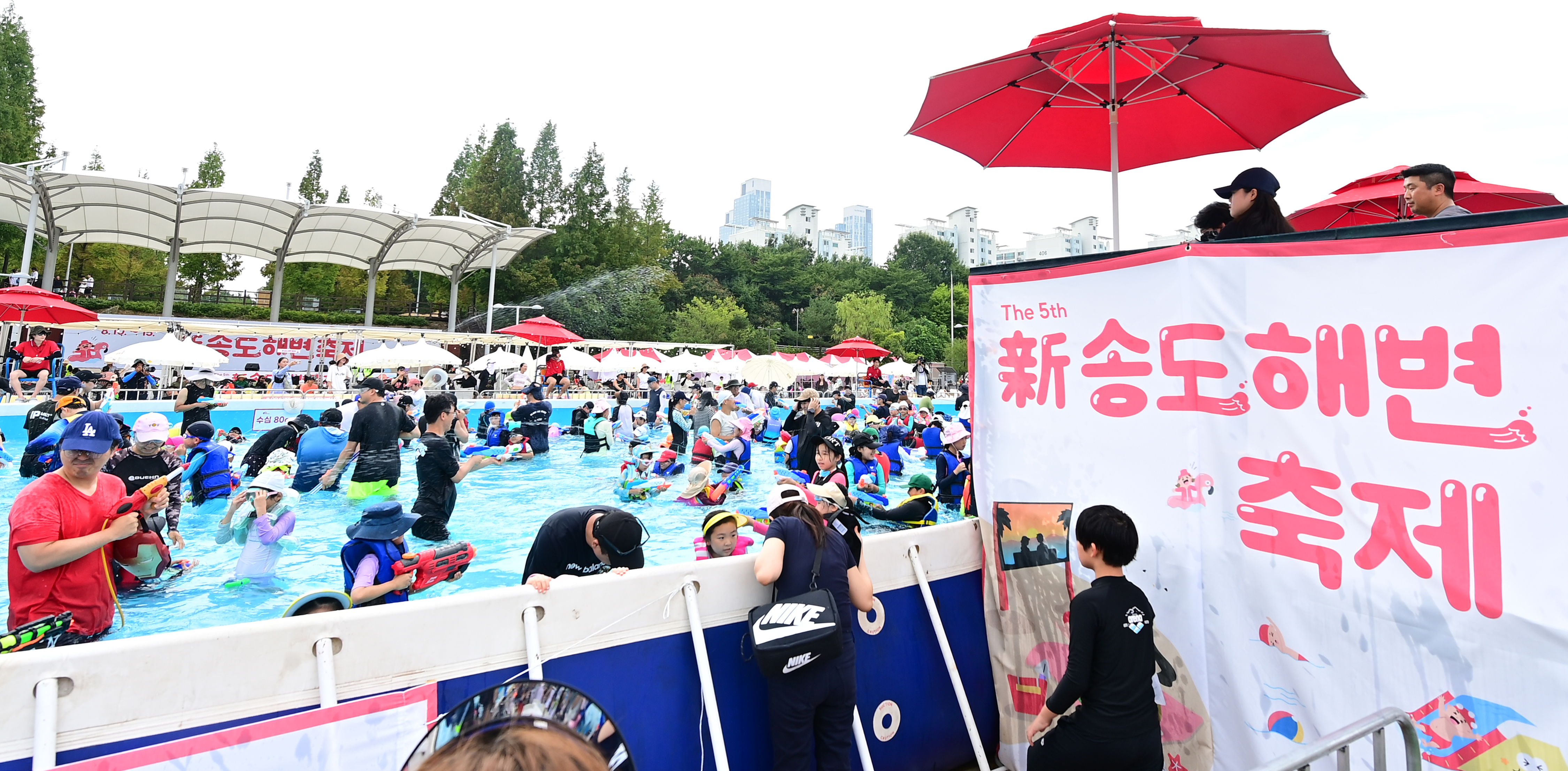 도심 속에서 물놀이와 문화 공연을 즐길 수 있는 2025년 제6회 송도 해변 축제가 오는 9일부터 15일까지 송도달빛공원에서 열린다